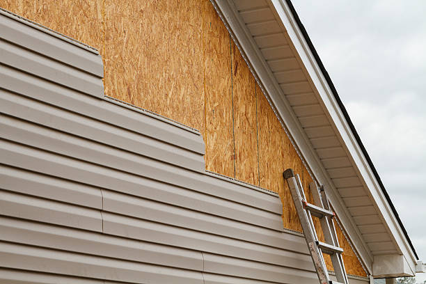 Professional Siding Installation technician working in Baltimore, OH